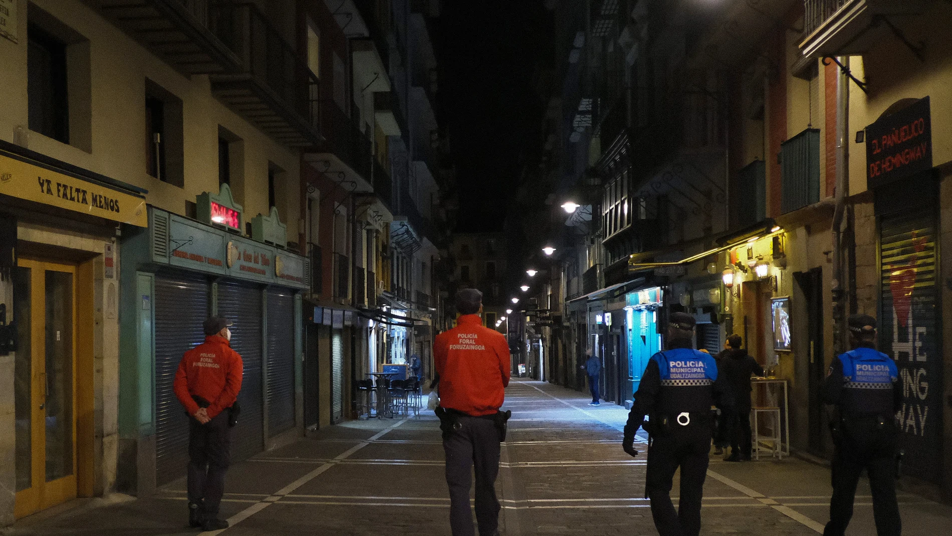 Policías patrullan por las calles de Pamplona después de las 10:00 de la noche