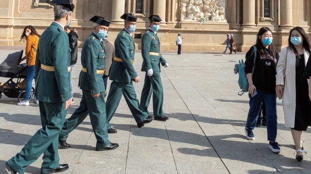 Miembros de la Guardia Civil, que por vez primera no realizar actos públicos con motivo de la celebración de su patrona, la Virgen de El Pilar, a su salida de misa en la basilica catedral de El Pilar, este viernes. El alcalde de Zaragoza, Jorge Azcón, ha emitido un bando para recordar que este año no hay Fiestas del Pilar y ha pedido a los ciudadanos que sean "solidarios", "conscientes", "responsables" y que eviten comportamientos que ayuden a la propagación de la pandemia.
