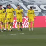 Los jugadores del Cádiz celebran el primer gol del partido, con Modric en primer plano desenfocado