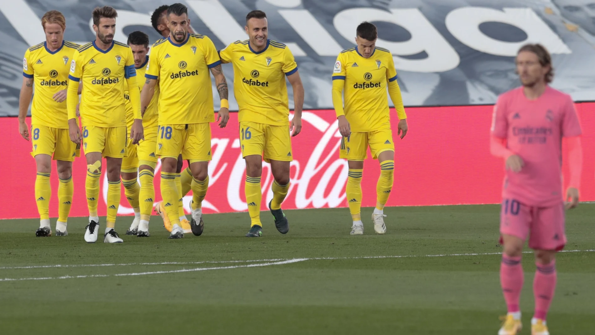 Los jugadores del Cádiz celebran el primer gol del partido, con Modric en primer plano desenfocado