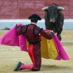 El diestro Daniel Luque cita con el capote al tercero de su lote, durante la corrida de la Feria de San Lucas celebrada este domingo en la plaza de toros de Jaén