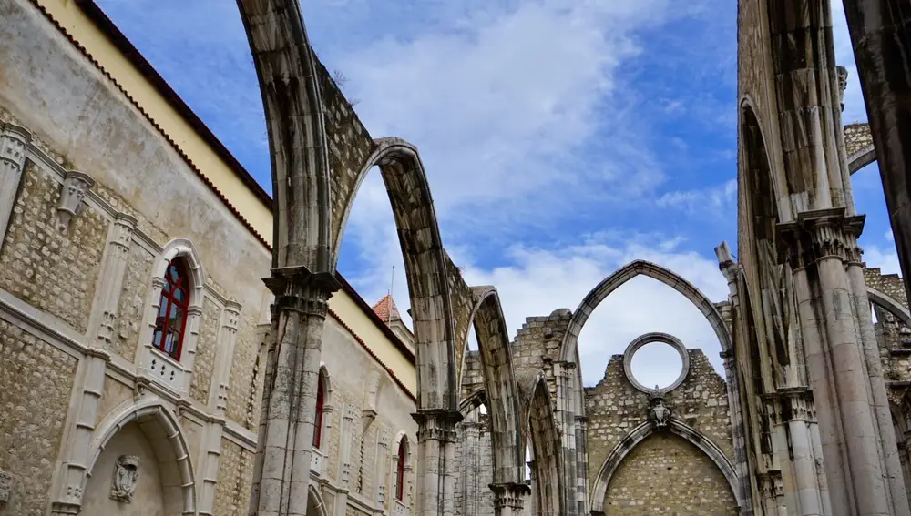 El techo del Convento do Carmo se derrumbó durante el terremoto de 1755.