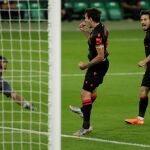 El jugador de la Real Sociedad Mikel Oyarzabal (c) celebra tras marcar el segundo gol ante el Betis, durante el partido de Liga en Primera División