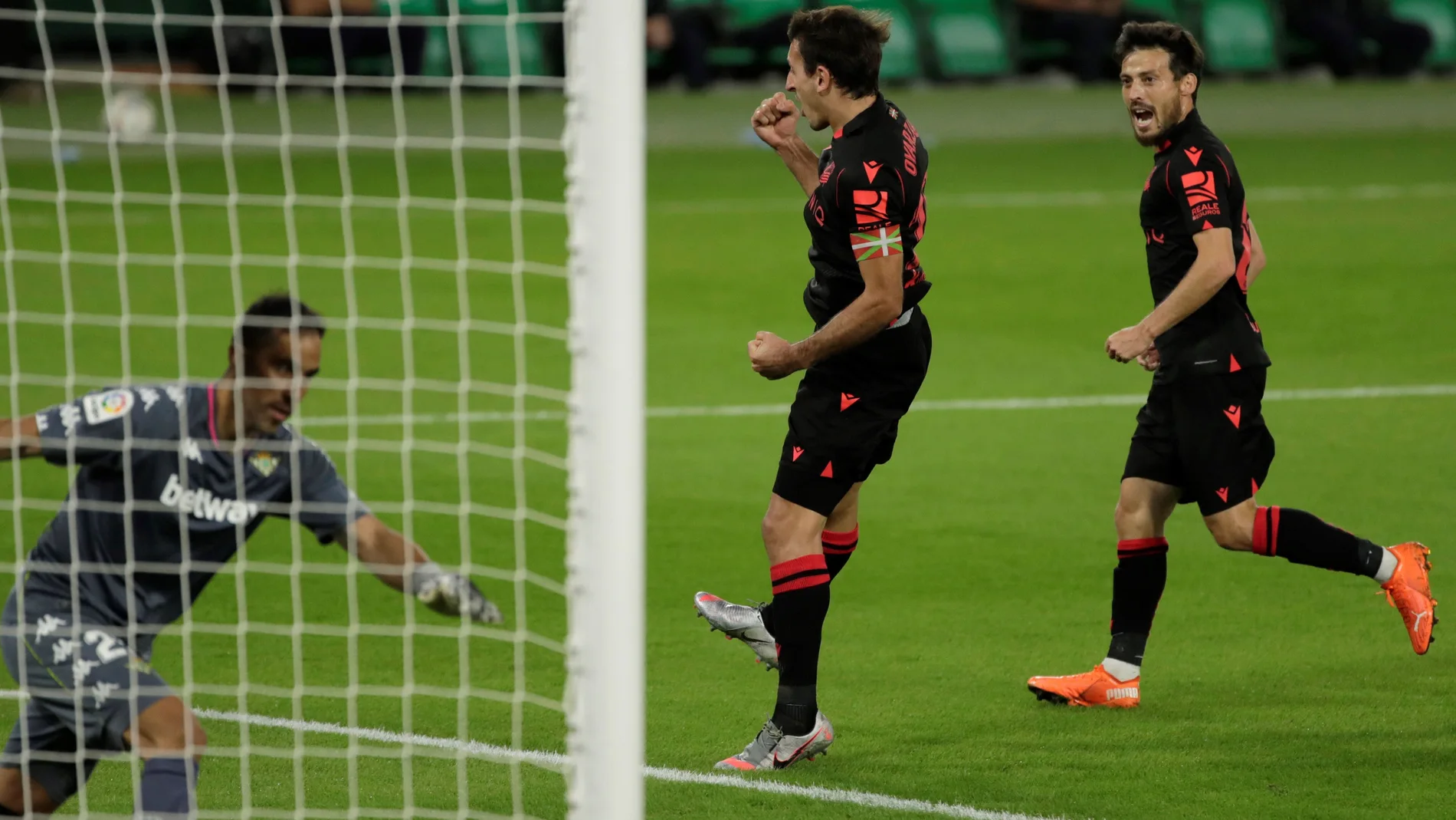 El jugador de la Real Sociedad Mikel Oyarzabal (c) celebra tras marcar el segundo gol ante el Betis, durante el partido de Liga en Primera División