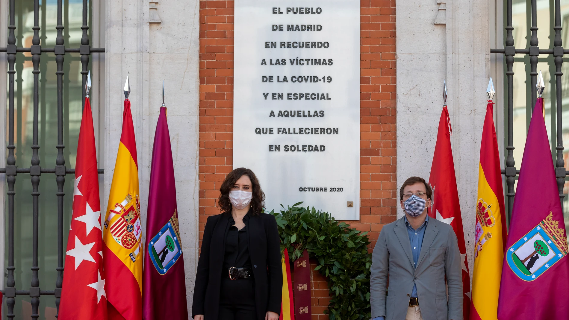 Isabel Díaz Ayuso acompañada de los miembros de su gobierno, y parte de la corporación municipal del ayuntamiento de Madrid participan en un homenaje a las víctimas de la Covid-19 en la Real Casa de Correos