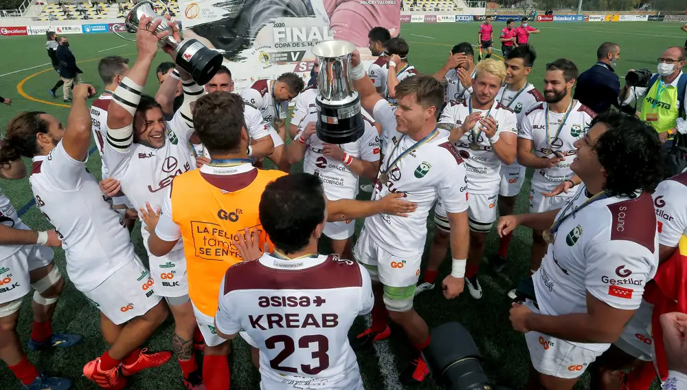 BURGOS, 18/10/2020.-Celebración del Lexus Alcobendas tras ganar la Copa del Rey de Rugby al Silverstorm El Salvador, partido disputado hoy domingo en el campo Bienvenido Nieto de San Amaro de Burgos.-EFE/Santi Otero