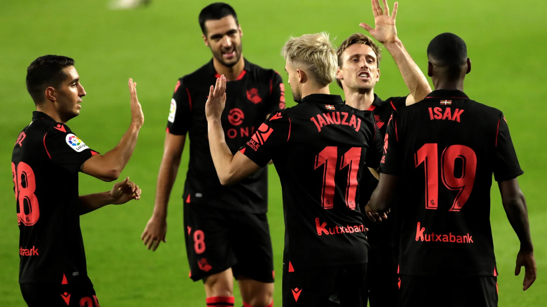 Januzaj celebra con sus compañeros de la Real un gol ante el Betis