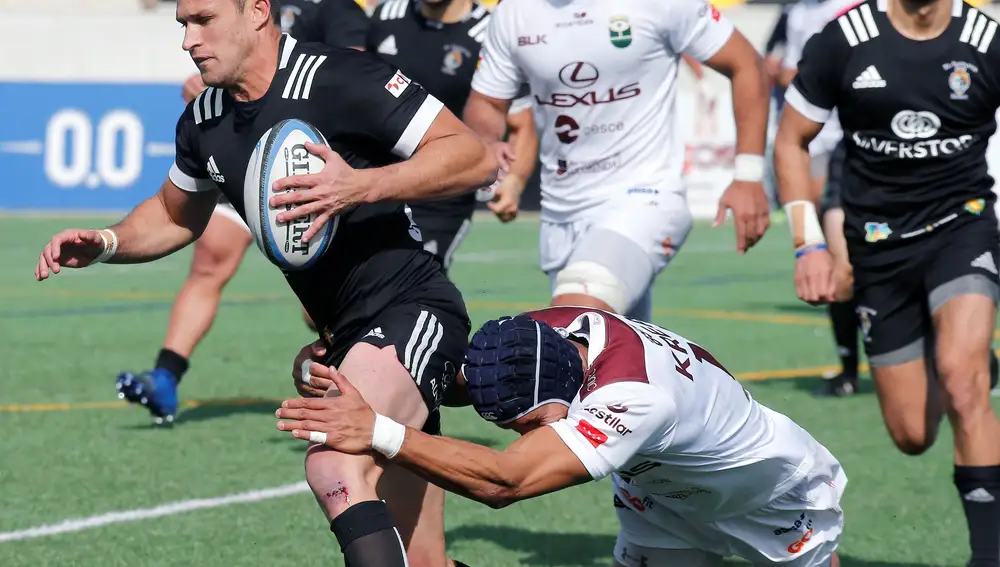 BURGOS, 18/10/2020.-Mauricio Londoño, del Lexus Alcobendas Rugby y Martin Du Toit, del SilverStorm El Salvador durante la final de la Copa del Rey que se ha disputado en Burgos.-EFE/Santi Otero