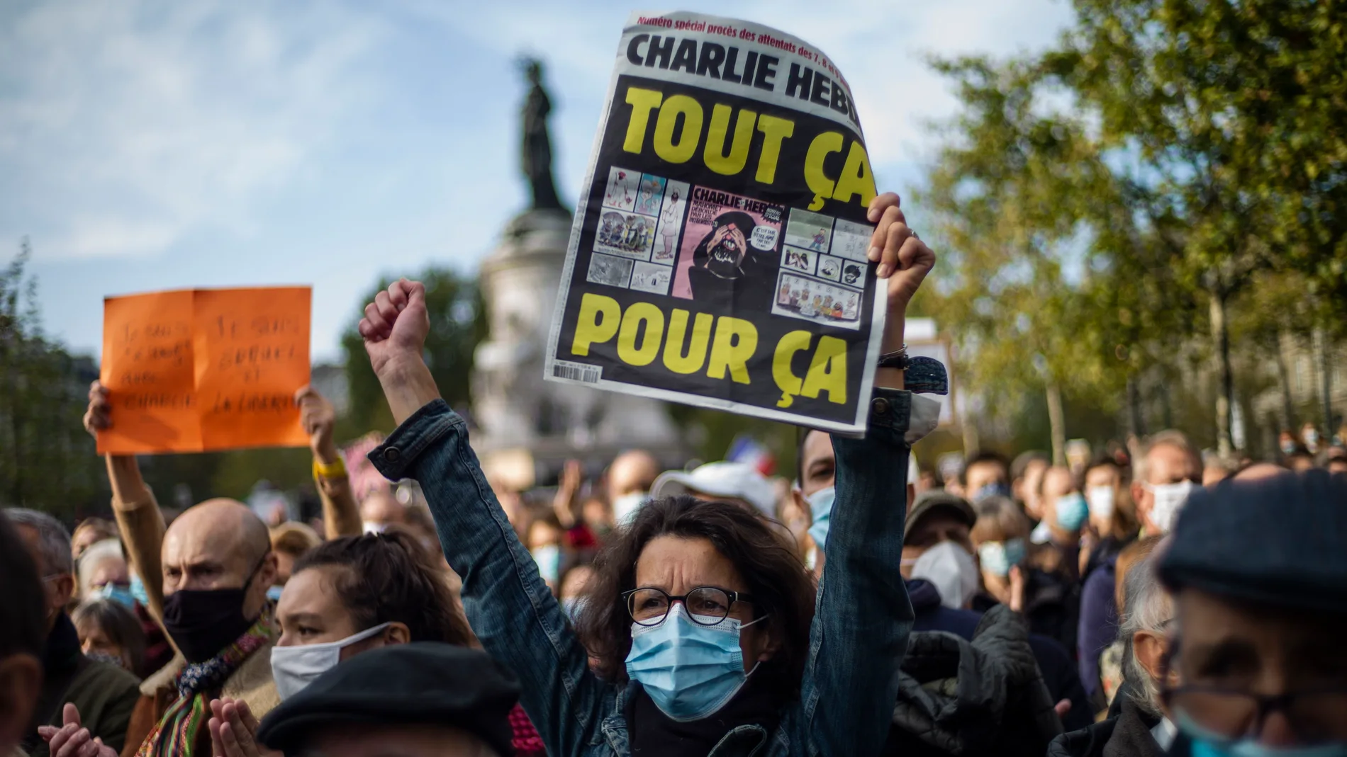 La imagen, que data de octubre de 2020, muestra una manifestación en París, Francia, por el ataque a Samuel Paty, que fue decapitado por un joven tras enseñar una camiseta de Charlie Hebdo. EFE