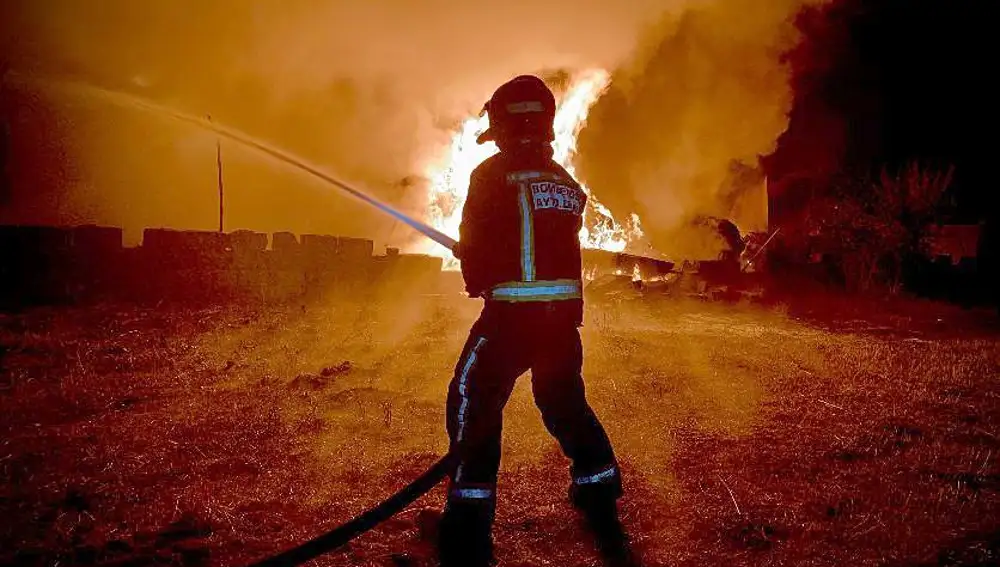Los bomberos sofocan un incendio de grandes dimensiones en una empresa de San Andrés del Rabanedo