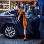 La ministra de Igualdad, Irene Montero, sale de su coche oficial antes de atender a los medios de comunicación, en el Pavón Teatro Kamikaze.