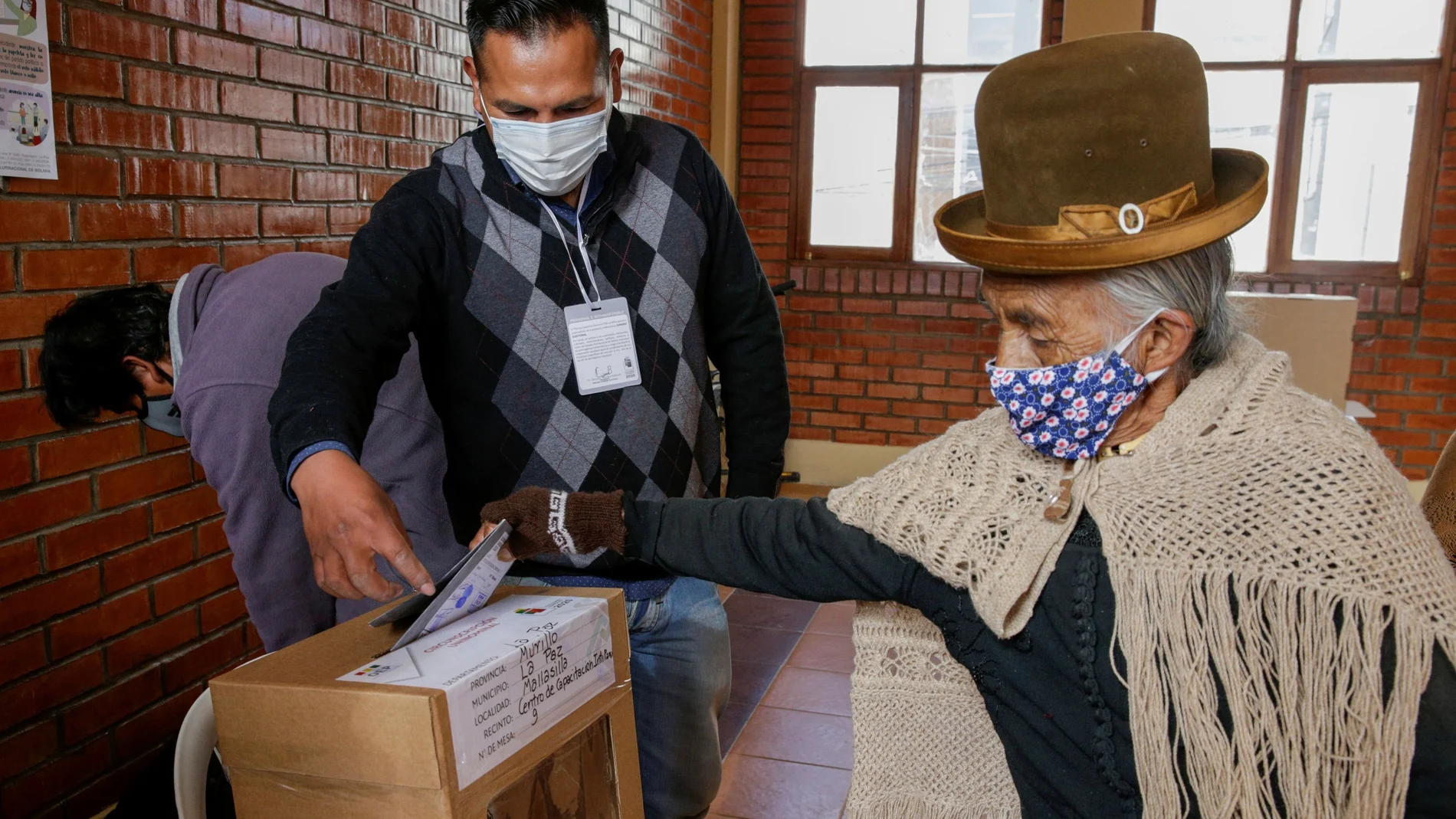 A voter casts her ballot at a polling station during the presidential election in La Paz, Bolivia, October 18, 2020. REUTERS/David Mercado