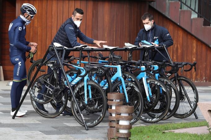 Alejandro Valverde, del equipo Movistar Team, observa cómo los mecánicos del equipo preparan las bicicletas antes de entrenar este domingo en la localidad guipuzcoana de Irun, donde comienza el próximo martes