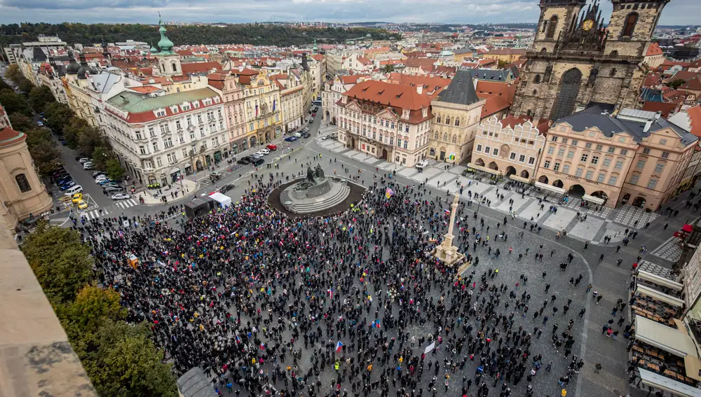 Cientos de manifestantes, muchos de ellos hooligans, en la plaza Vieja de Praga