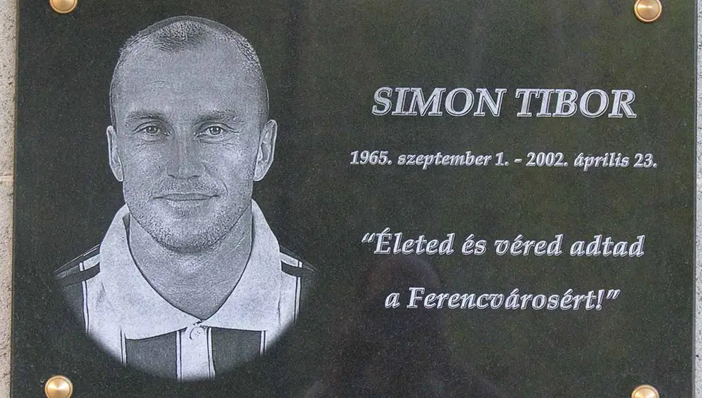 Placa en honor a Tibor Simon situada en el estadio del Ferencvaros. En ella se puede leer la frase “életed és véred adtad a Ferencvárosért” (Diste tu vida y tu sangre por el Ferencvaros).