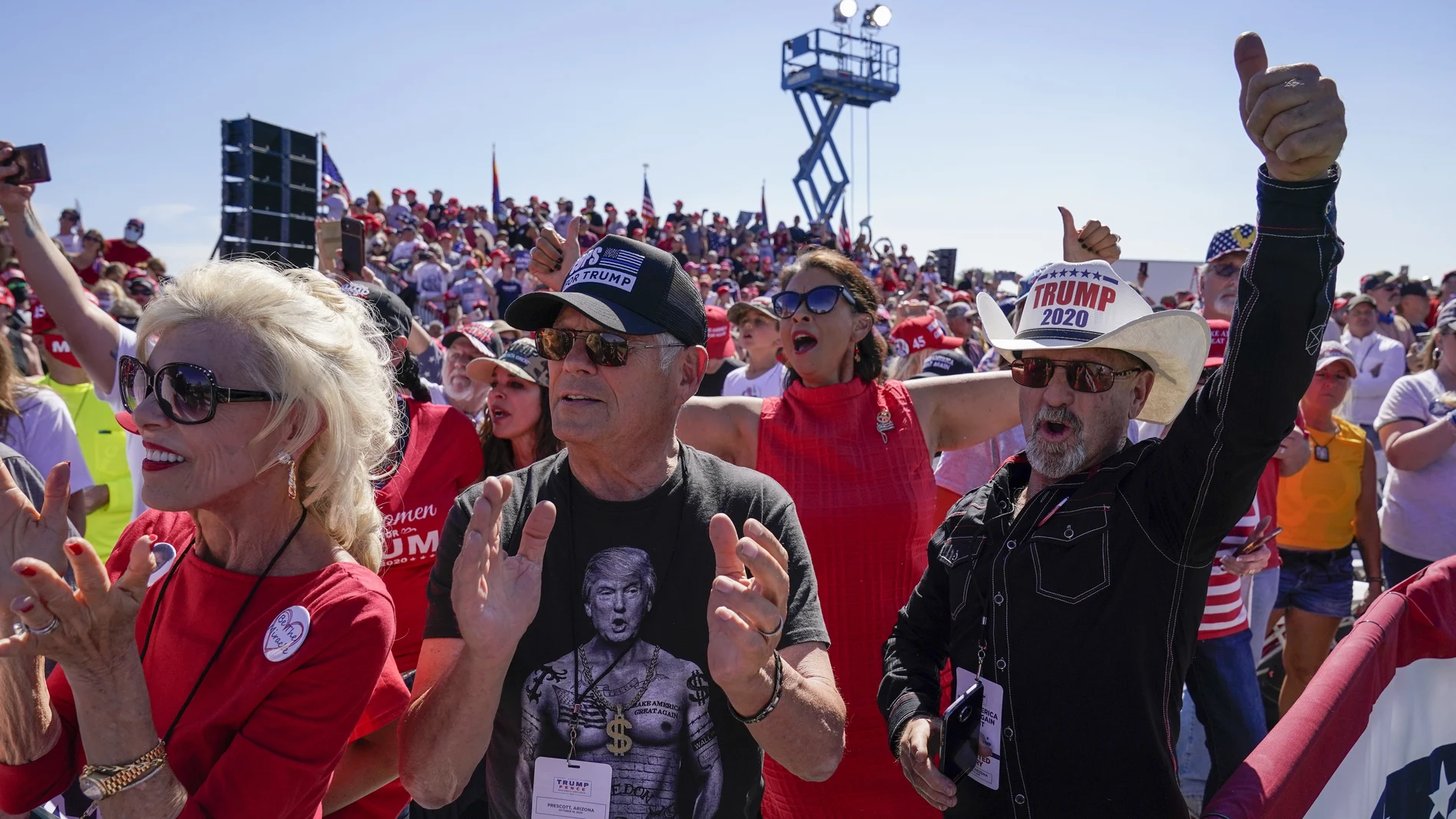 Seguidores del presidente Trump esperan su llegada para participar en un mitin en Phoenix