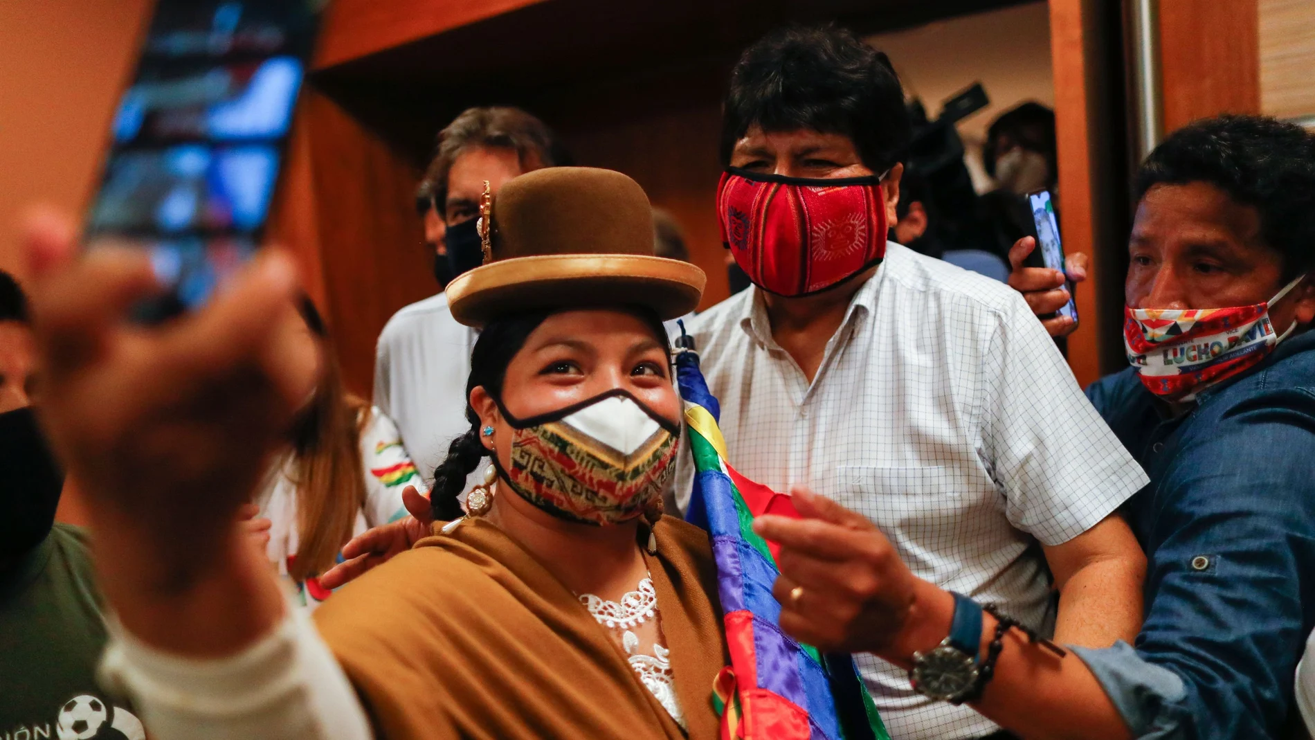 Evo Morales tomándose una selfie con una seguidora después de seguir las elecciones presidenciales desde Buenos Aires