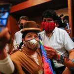 Evo Morales tomándose una selfie con una seguidora después de seguir las elecciones presidenciales desde Buenos Aires