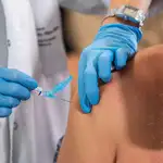 Una persona se vacuna contra la gripe
