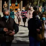 Jubilados y pensionistas andando por las calles de Madrid