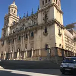 Un vehículo de la Policía Local de Jaén junto a la Catedral