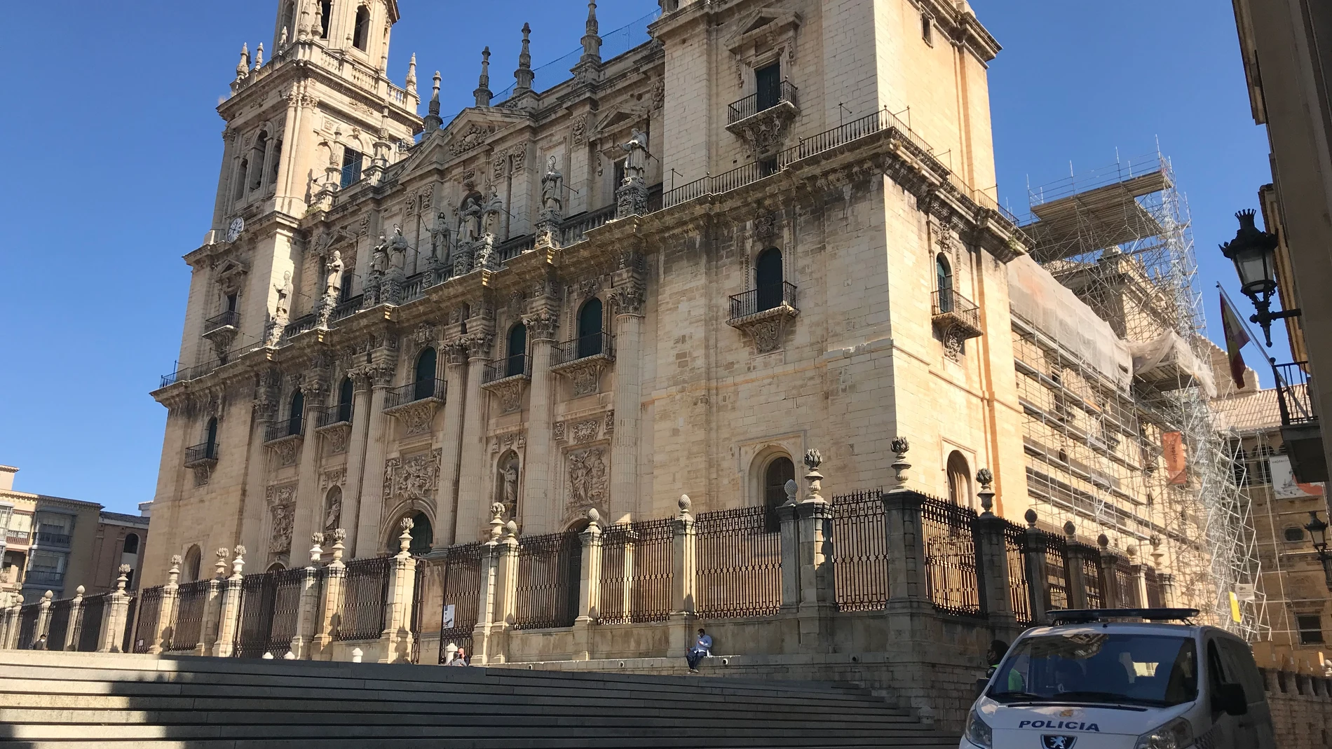 Un vehículo de la Policía Local de Jaén junto a la Catedral