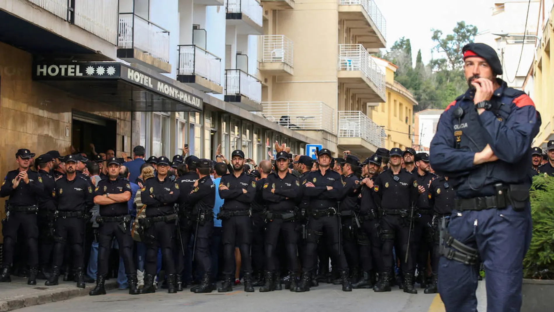 Agentes de la Policía Nacional, delante del hotel de Pineda de Mar