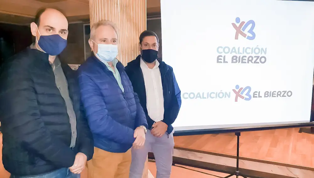 El secretario general de Coalición por el Bierzo, Iván Alonso (D), el presidente de la formación, José Álvarez (C), y el secretario de comunicación, Víctor Bello (I), presentan la nueva imagen corporativa del partido