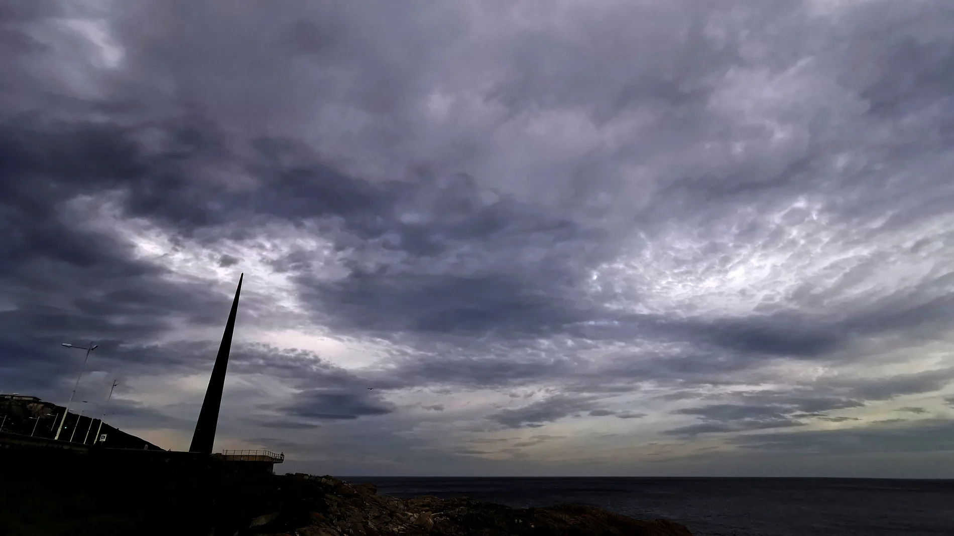 Aspecto que presentaba ayer el cielo sobre el paseo marítimo de La Coruña