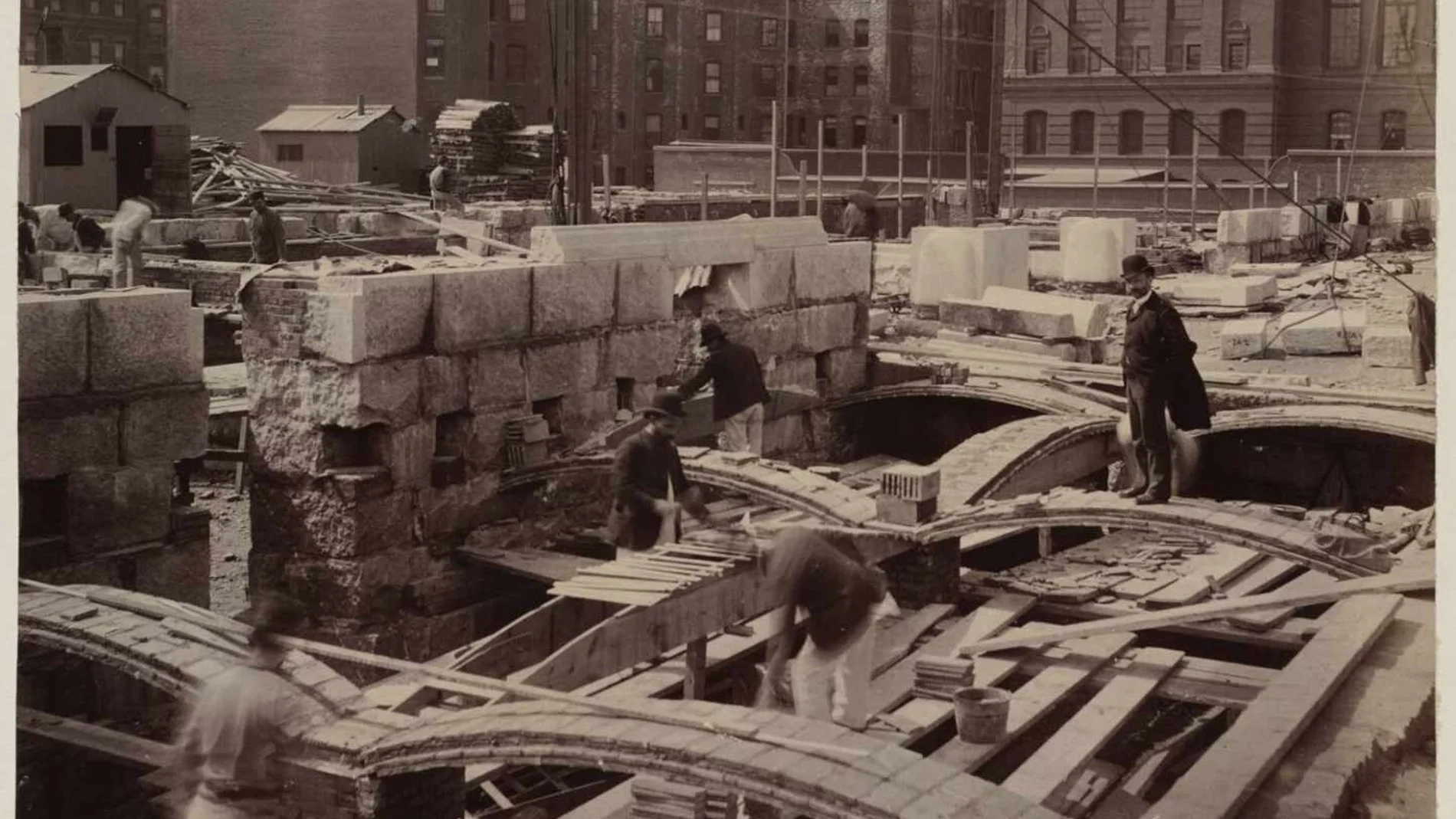 Guastavino, a la derecha y con sombrero, supervisando la construcción de la Biblioteca de Boston