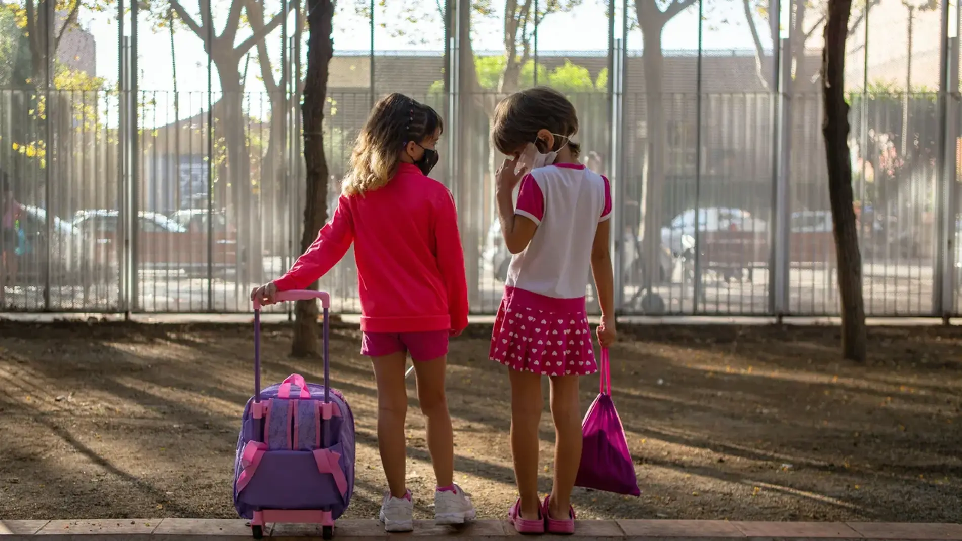 Dos niñas esperan para entrar en el colegio/Foto: Enric Fontcuberta/EFE