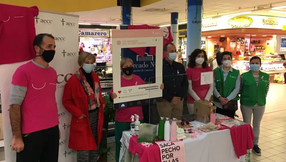 Voluntarios de la AECC de Burgos en el Mercado Norte de la capital