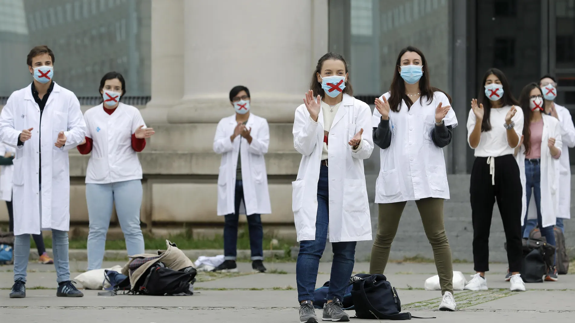 Los MIR (médico interno residente) de Cataluña han iniciado este lunes una nueva fase de huelgas, la tercera en un mes, para reclamar mejoras en sus condiciones laborales, retributivas y formativas, con un símil reivindicativo de "La guerra de las galaxias".