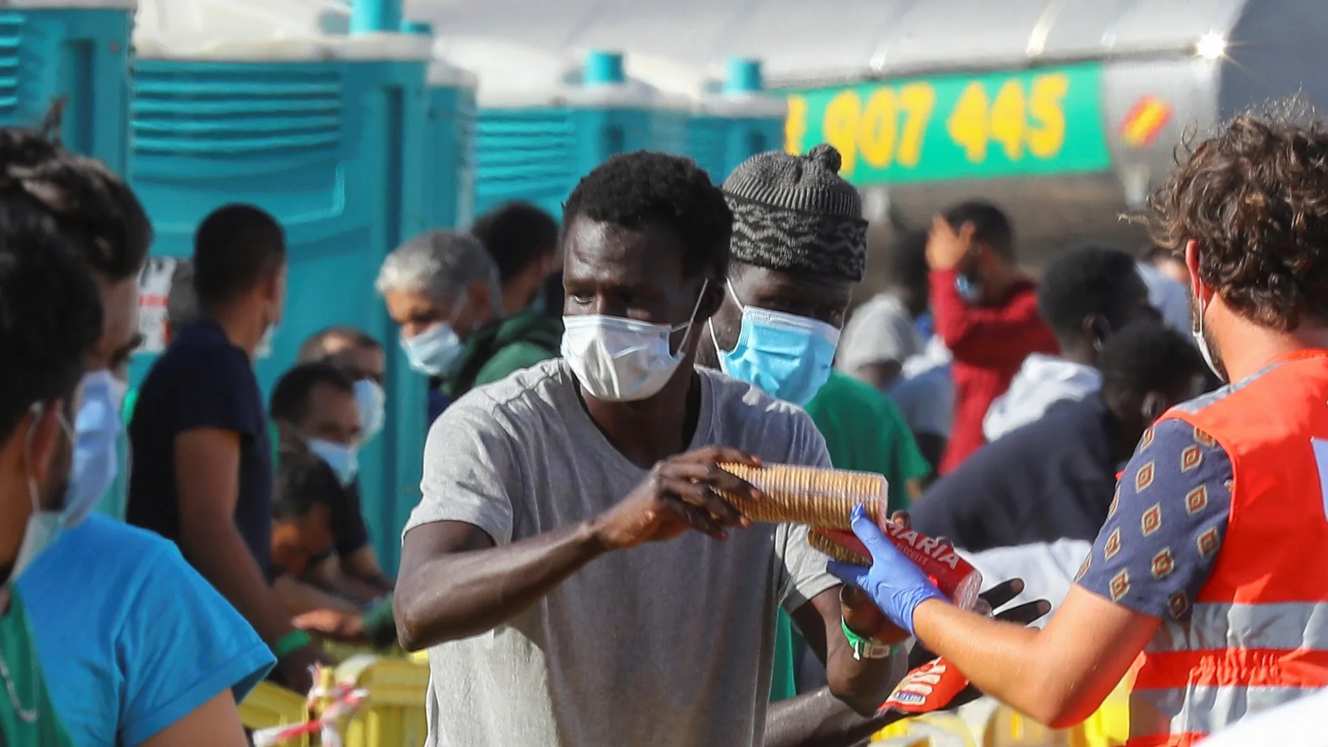 Varios de los inmigrantes rescatados en Canarias