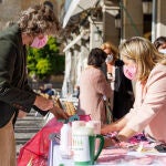 Recaudación de fondos para el tratamiento del cáncer de mama en las calles de Segovia