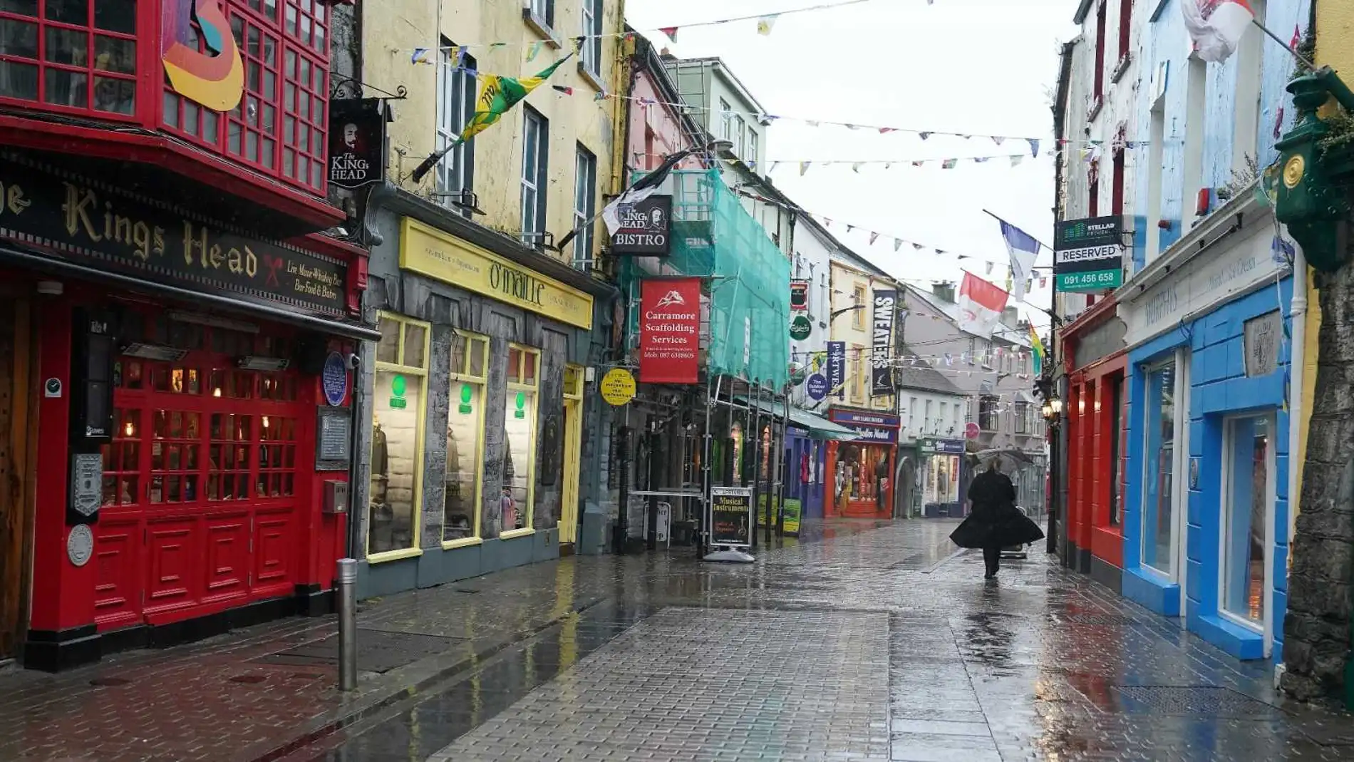 Una mujer camina por el centro de Galway (Irlanda)