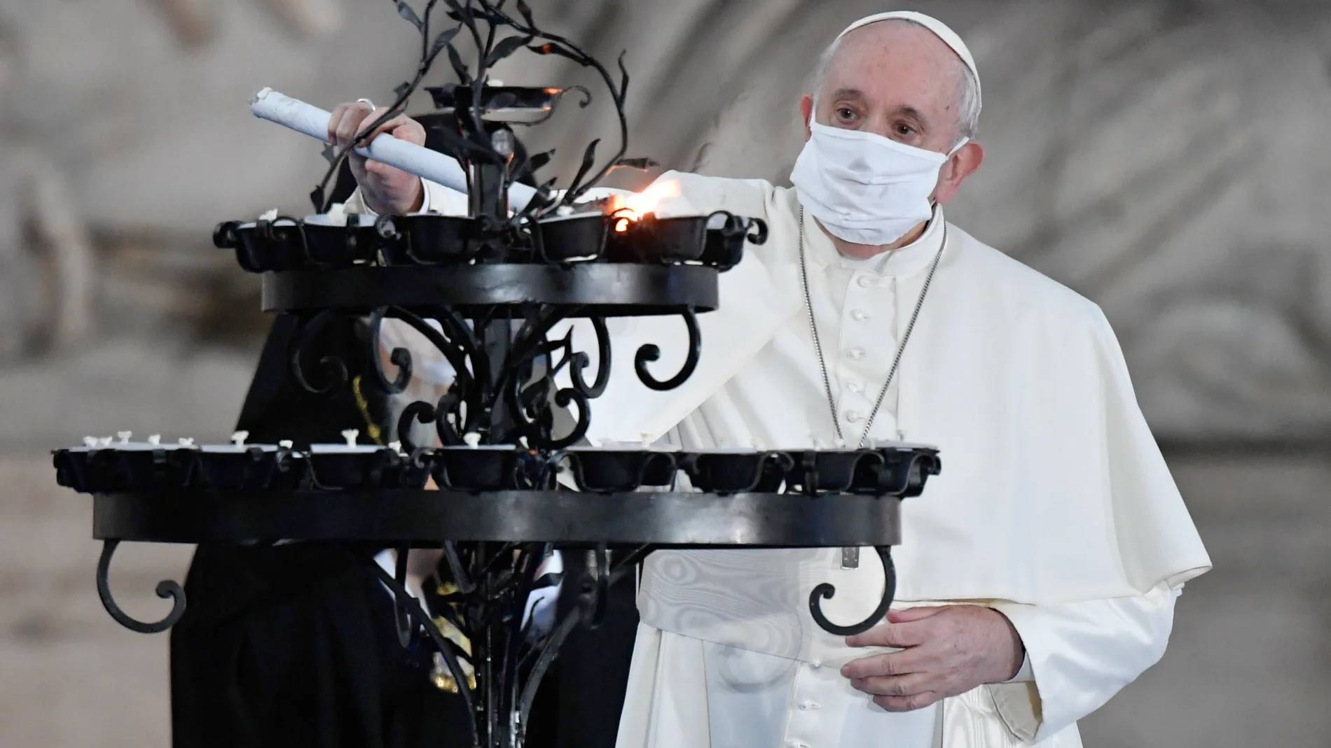 En consonancia con su habitual indumentaria, el Pontífice argentino usa una mascarilla de color blanco