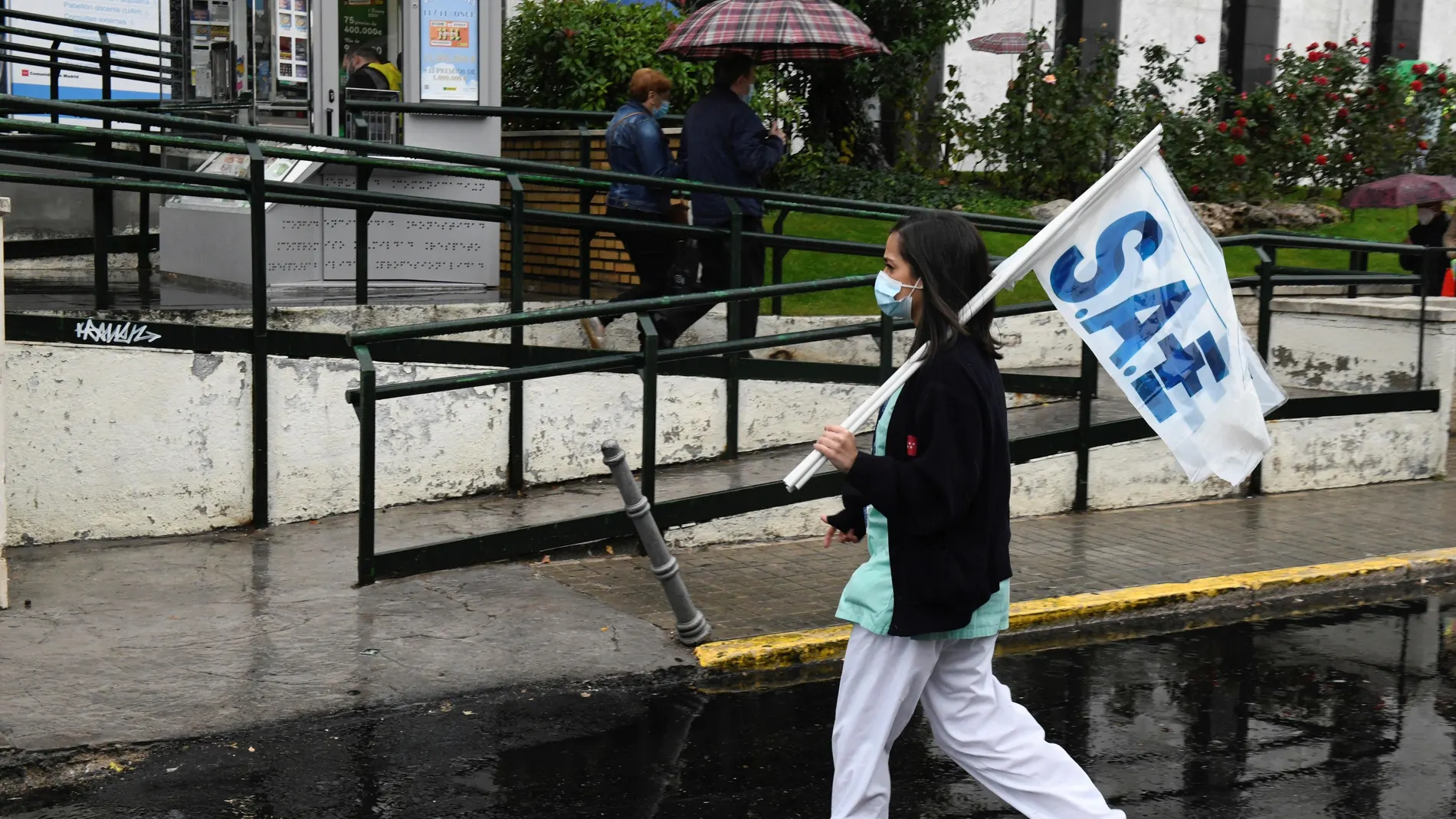 Una sanitaria secunda la concentración convocada por los sindicatos CCOO, CSIT-UP, UGT y CSIF en el Hospital Ramón y Cajal.
