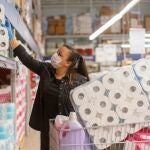 Imagen de archivo de una mujer comprando papel higiénico en un supermercado