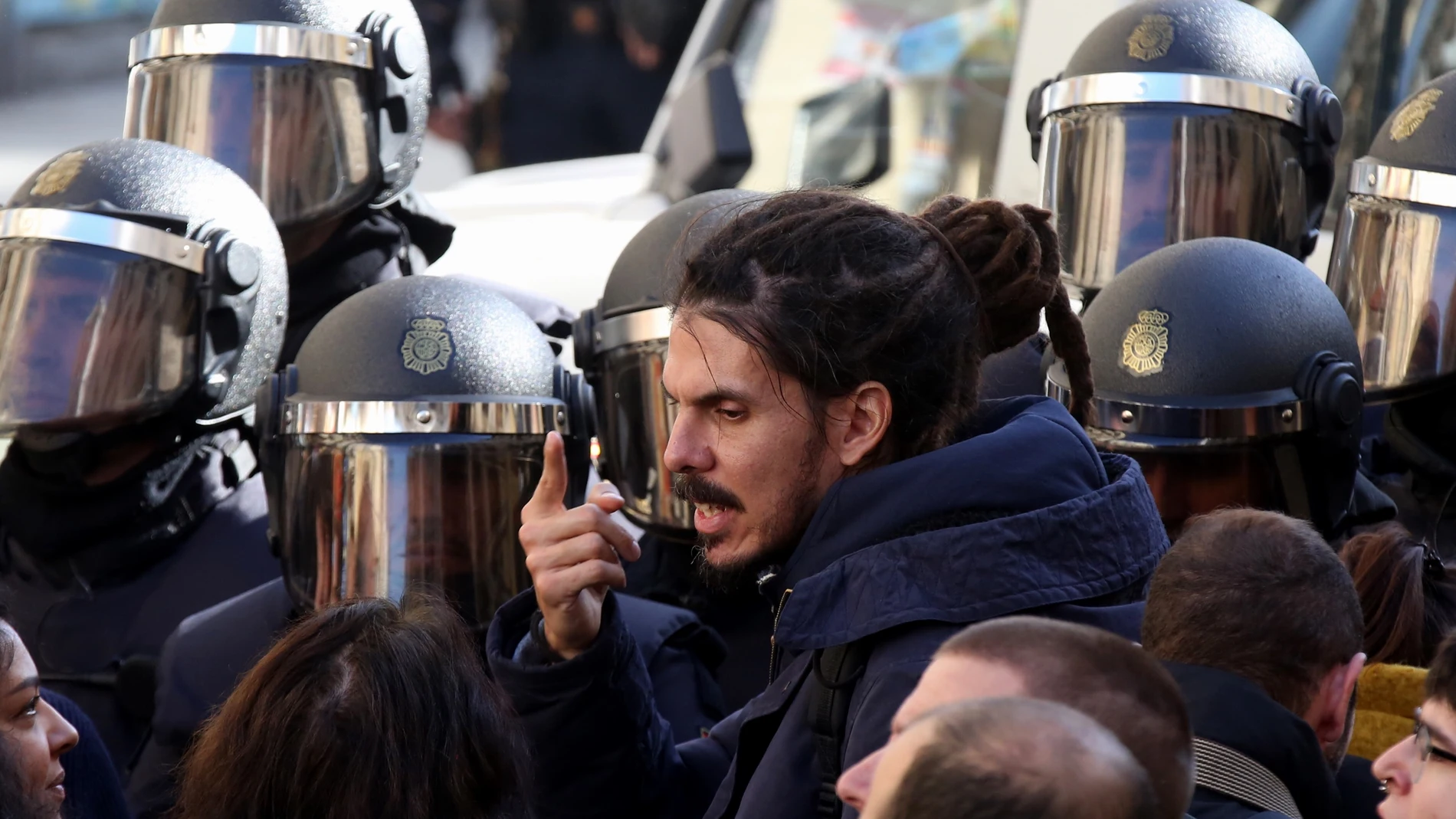Alberto Rodriguez, diputado de Unidas Podemos, durante un desahucio en Madrid.