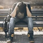 Más del 80% de los estudios han confirmado que existe una relación entre estrés psicológico mantenido y la problemática musculoesquelética, aumentan do el riesgo de aparición de sintomatología, sobre todo la zona lumbar y cervical, causando, en muchas ocasiones otros síntomas asociados, como cefalea de tipo tensional y parestesia en brazos y piernas.