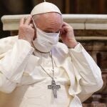 -FOTODELDÍA- ROMA (ITALIA), 20/10/2020.- El papa Francisco se coloca una mascarilla durante un acto de oración enmarcado dentro de un encuentro organizado por la Comunidad Sant'Egidio bajo el lema "Nadie se salva por sí solo", este martes en la Basílica de Santa María en Aracoeli, en Roma, Italia. EFE/EPA/FABIO FRUSTACI
