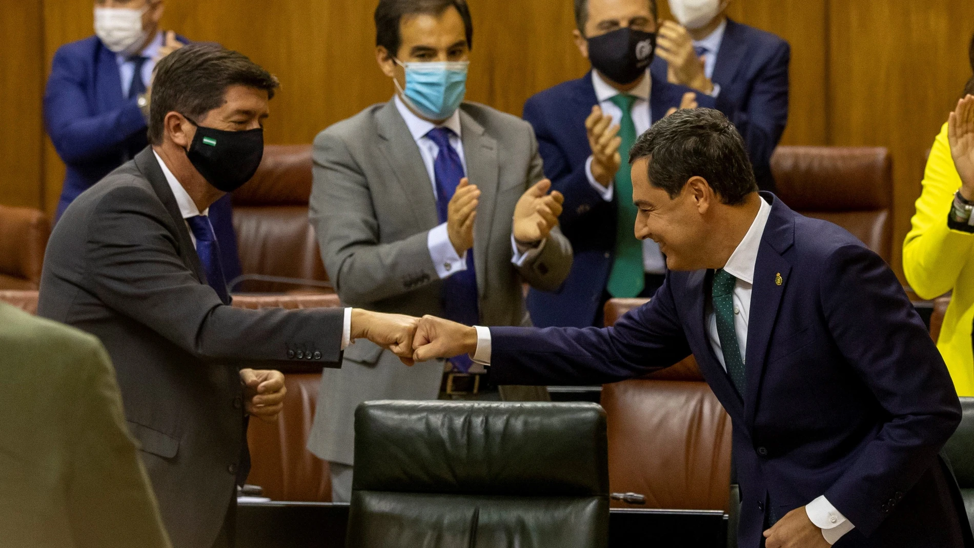 El presidente andaluz, Juanma Moreno, choca su puño con el del vicepresidente y socio de Gobierno de Ciudadanos, Juan Marín