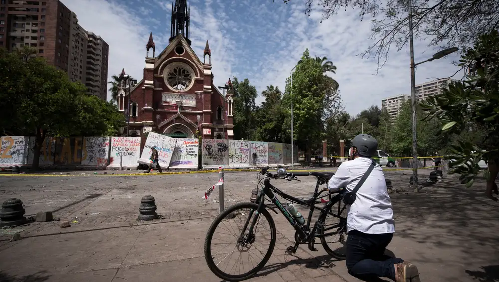 Un hombre reza frente a la Iglesia de San Francisco de Borja, en Santiago (Chile)