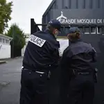 La Policía coloca el decreto en el que se ordena el cierre de la gran mezquita de Pantin en París