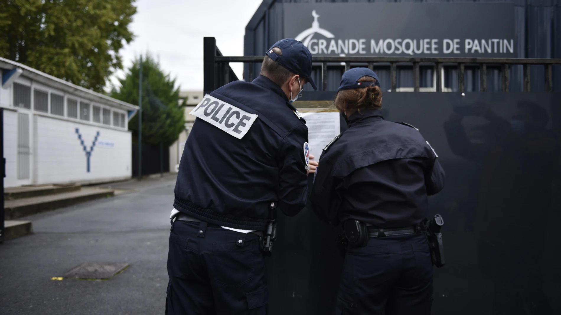 La Policía coloca el decreto en el que se ordena el cierre de la gran mezquita de Pantin en París