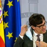 El ministro de sanidad Salvador Illa atienden la rueda de prensa posterior al consejo de ministros en el palacio de la Moncloa en Madrid.