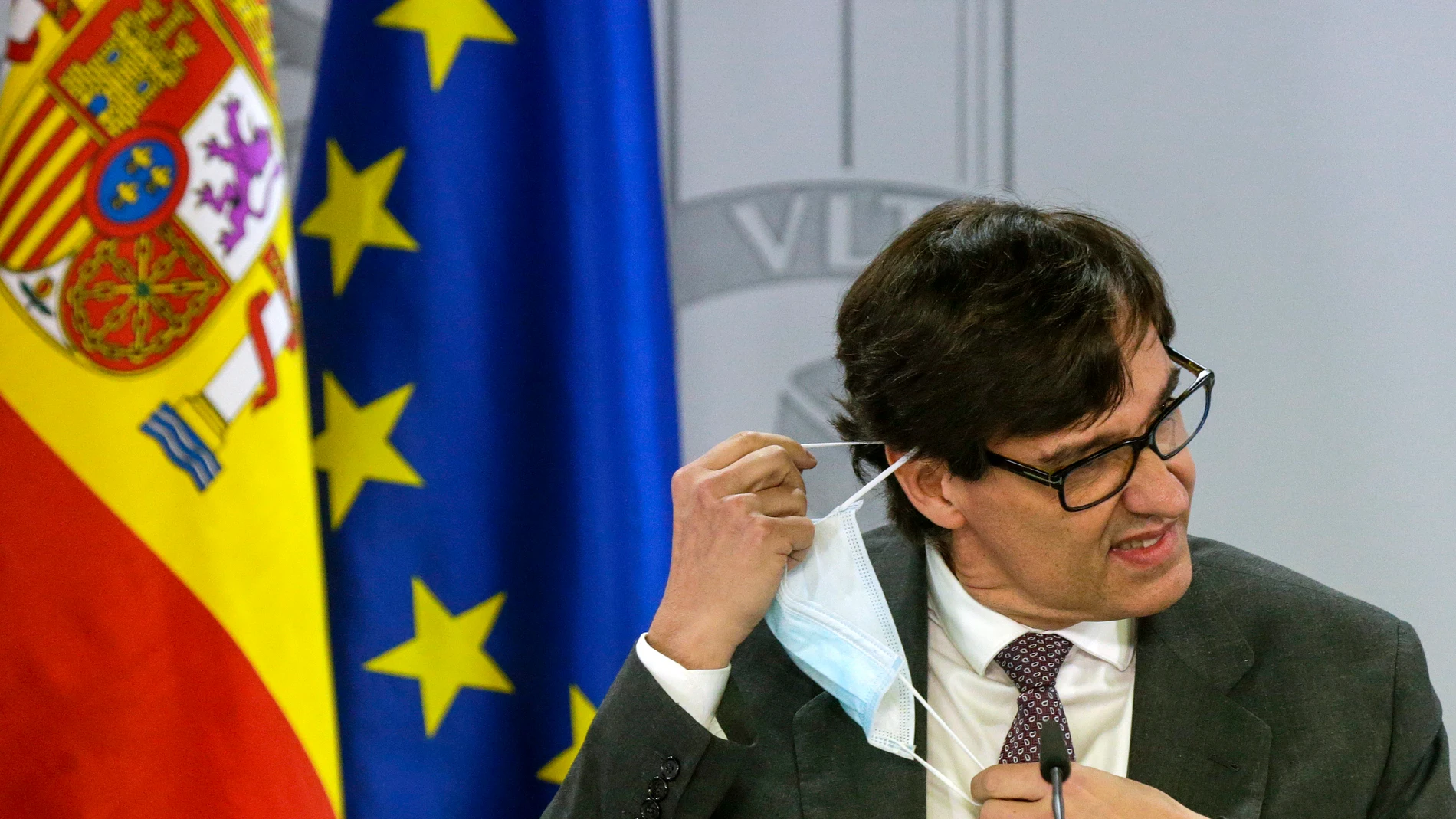 El ministro de sanidad Salvador Illa atienden la rueda de prensa posterior al consejo de ministros en el palacio de la Moncloa en Madrid.