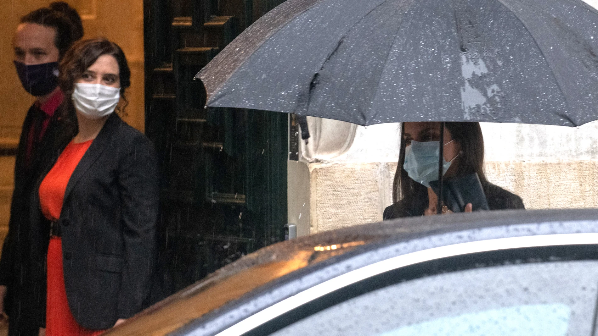 El vicepresidente segundo y ministro de Derechos Sociales y Agenda 2030, Pablo Iglesias, y la presidenta de la Comunidad de Madrid, Isabel Díaz Ayuso, reciben a la Reina Letizia a su llegada a la celebración de la IV Jornada sobre el Tratamiento Informativo de la Discapacidad organizada por la FAPE y la Fundación A LA PAR, en la Asociación de la Prensa de Madrid, Madrid (España), a 20 de octubre de 2020.DISCAPACIDAD;APM;AYUSO;PABLO IGLESIAS;REINA;LETIZIA;PRENSA;MEDIOS DE COMUNICACIÓNJosé Oliva / Europa Press20/10/2020