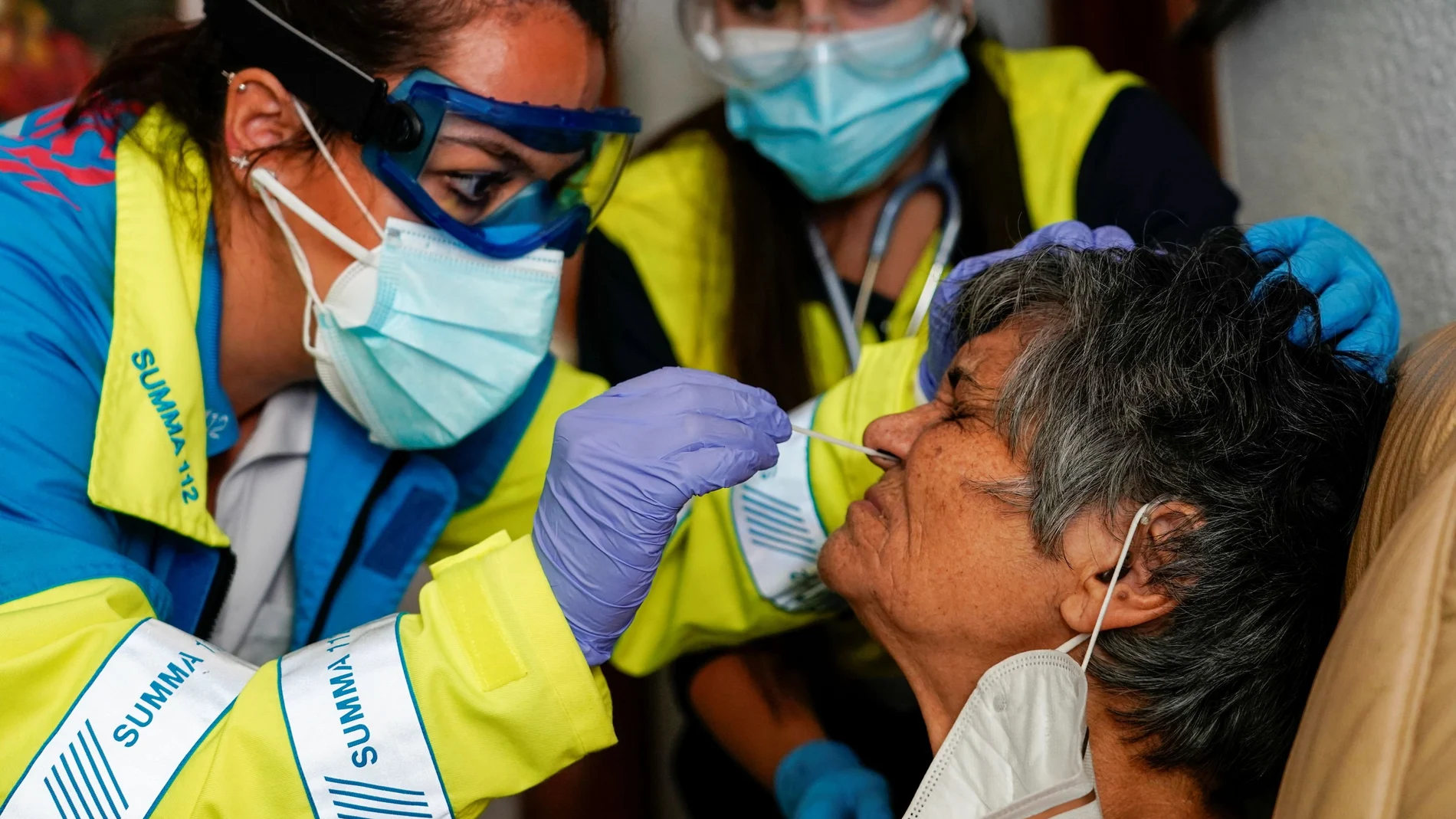 La enfermera Mireya Nadal le hace un test de la Covid-19 a Leoncia, de 86 años
